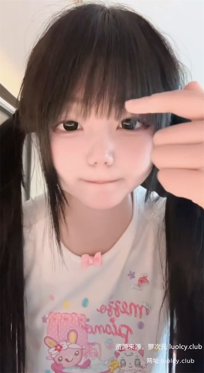离离 – [888定制] [露脸] 9分钟 超可爱萝莉 [双马尾女儿服+水手服自慰] [2P2V-406MB] 持续更新中